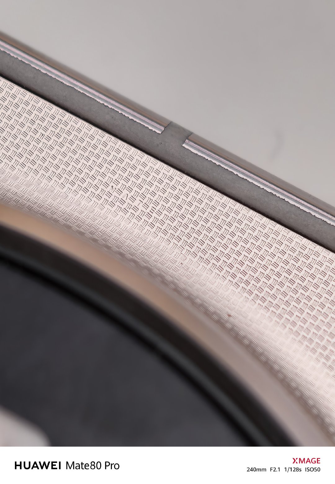 华为Mate 80设计师还是很浪漫的，在华为Mate80 Pro Max的背板上