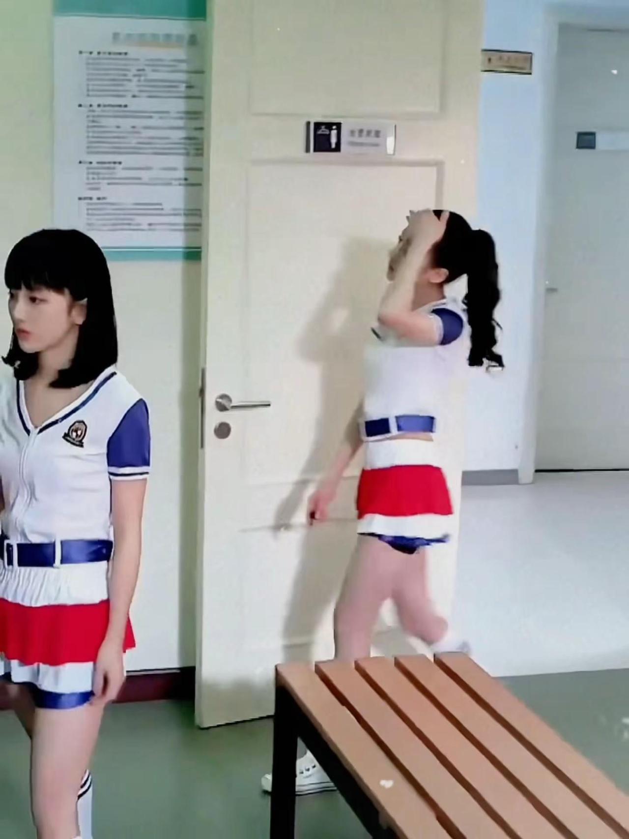 热巴的“女大”穿搭！ 迪丽热巴 jk制服女孩 校服角色扮演游戏 这个动作有点难