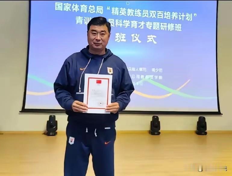 山东泰山队代理主帅（韩鹏）再获一个培训证书！
2021年10月，韩鹏就获得了A级