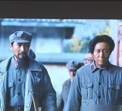 于和伟进组九个月，减了十五斤，每晚收工后还回看自己当天的素材。这是《伟大的长征》