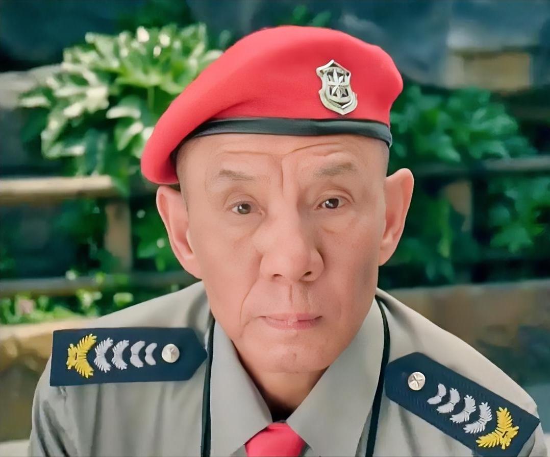 “下野”后为啥要做保安，我们通常的说法是：
“找个事儿做，就图锻炼个身体。”
好