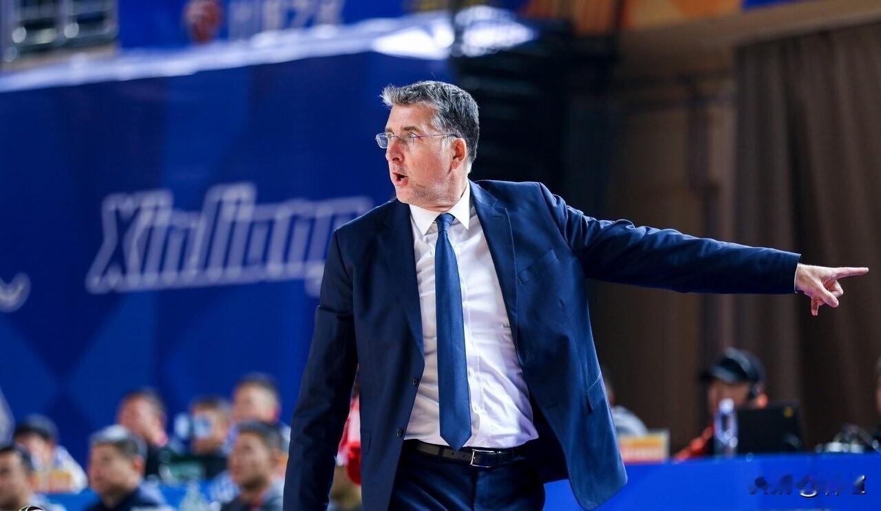 今晚8点，新疆男篮将在主场“挑战”卫冕冠军浙江广厦，尽管新任主帅格兰已经在新疆男