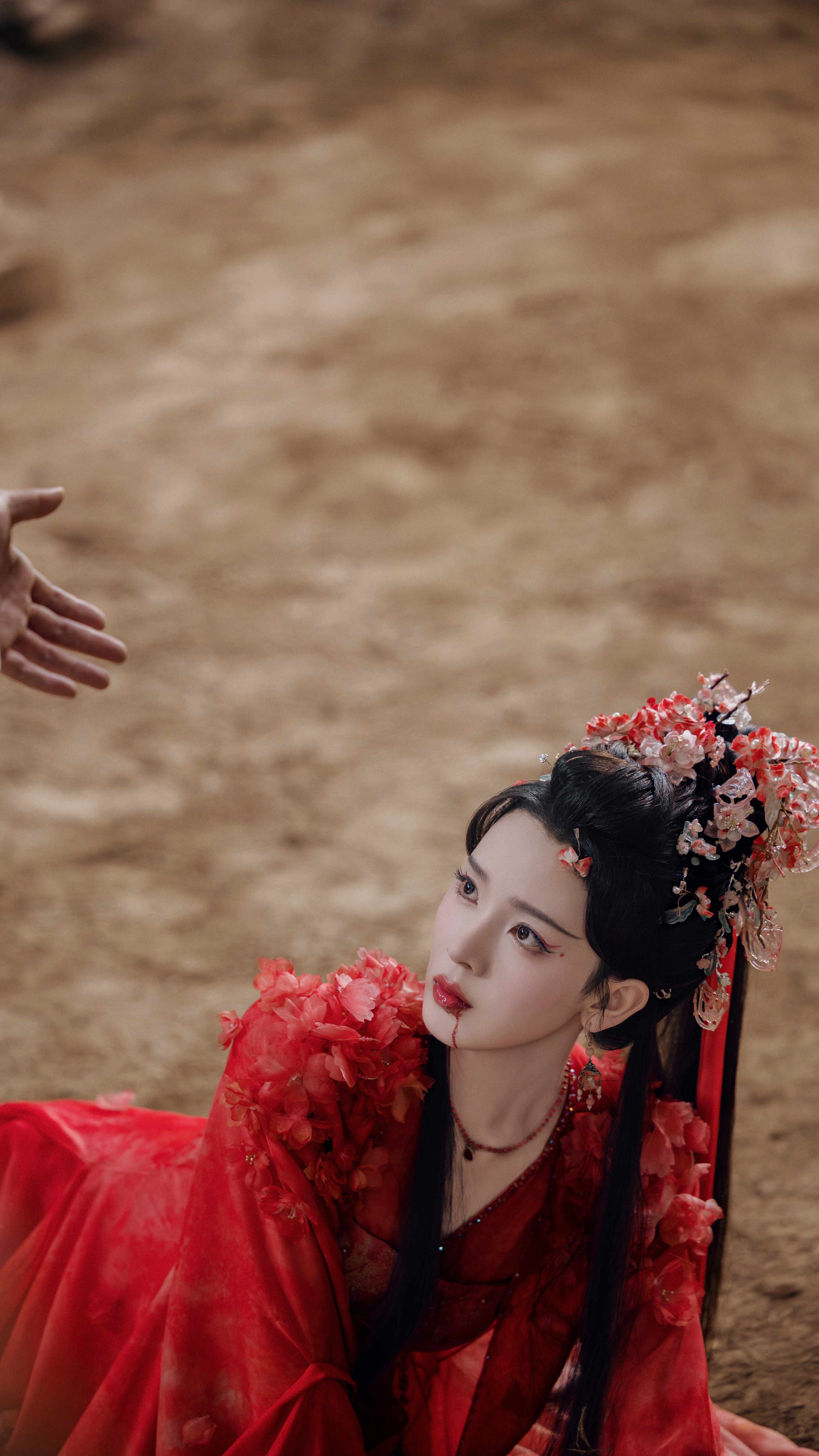 啊 有套美丽的图图忘记存档啦～～～ 《水龙吟》西方桃☽ 剧照-红衣-吐血 伸手?