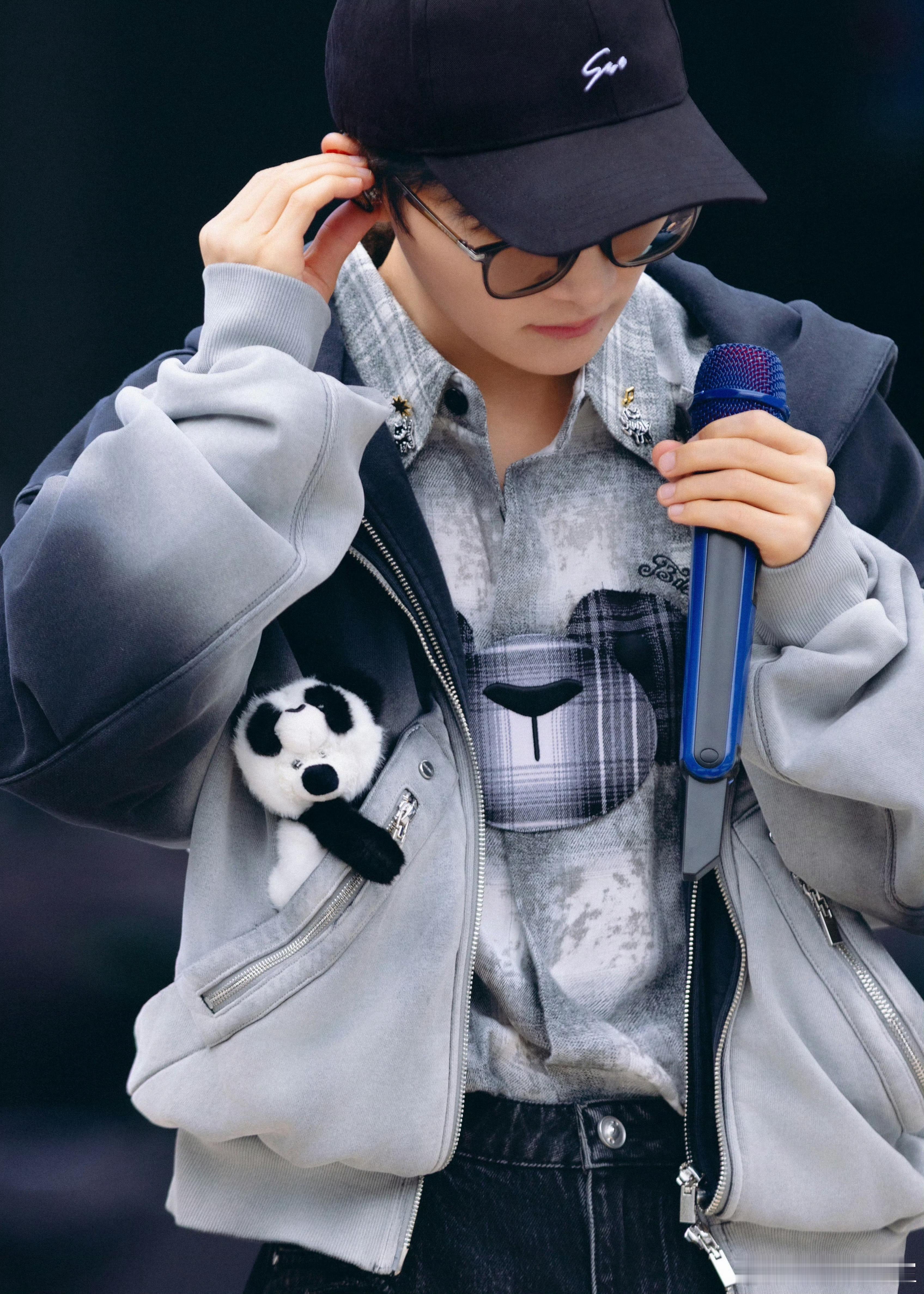 周深[超话] [音乐]周深2025深深的巡回演唱会 [2025.11.01]🌟