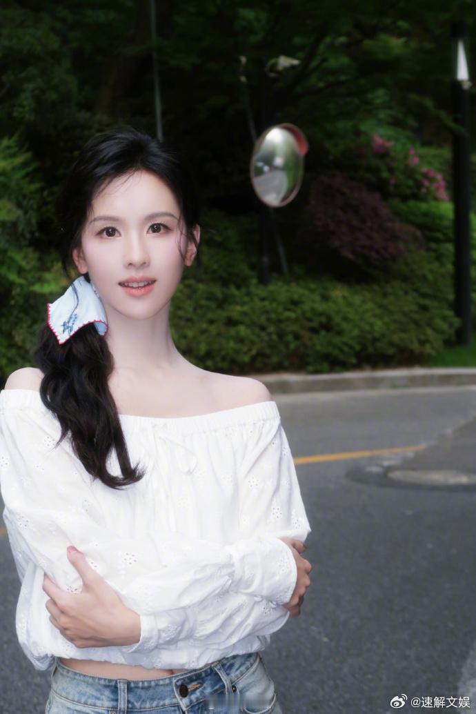 陈都灵一起散步吧、陈都灵白色春日随拍春日散步治愈所有疲惫，陈都灵清新淡雅的穿搭造