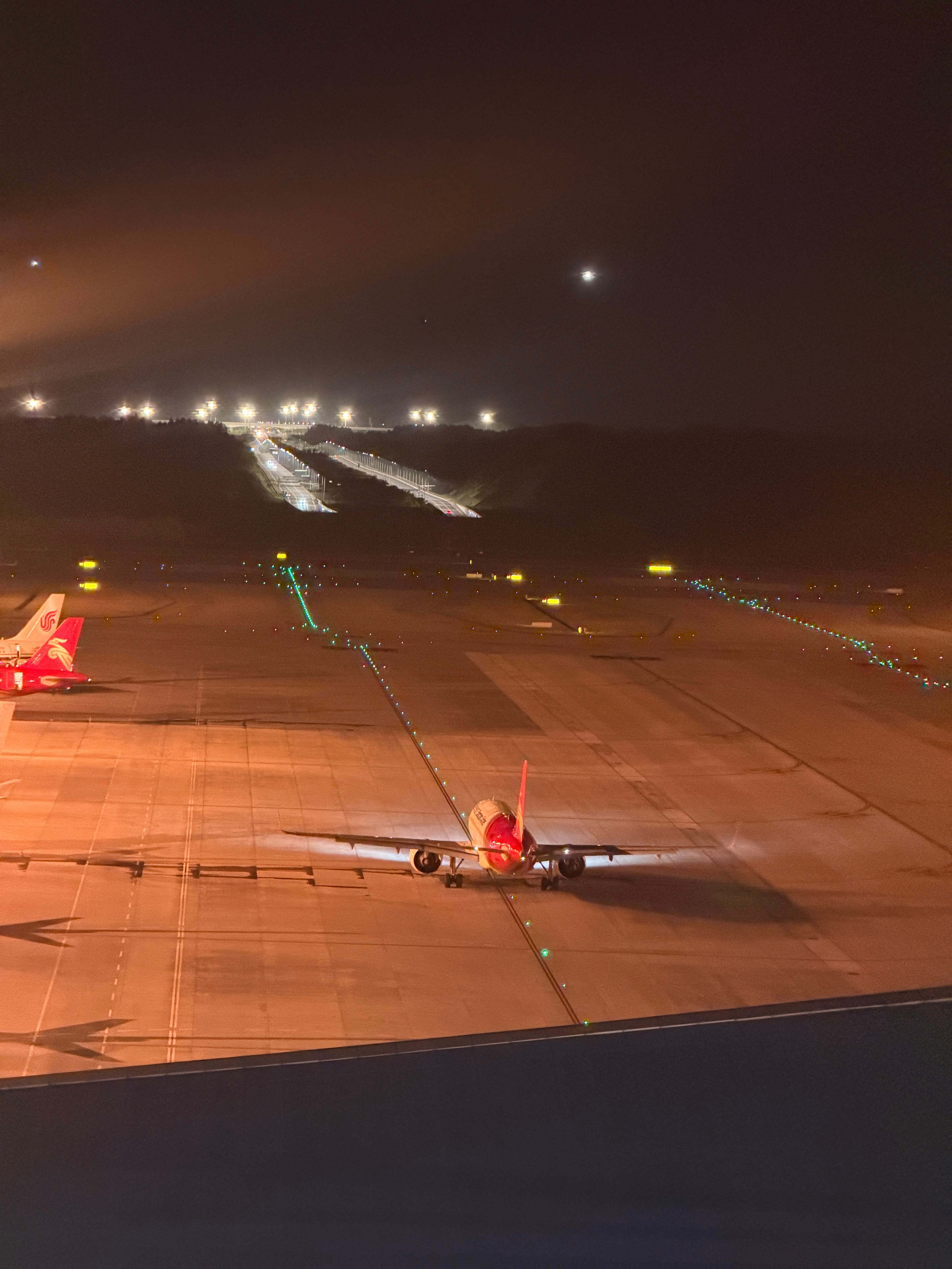 今晚住机场✈️我在看👀飞机排队，老有意思了！一条直线上能看到好几个光点。 简阳