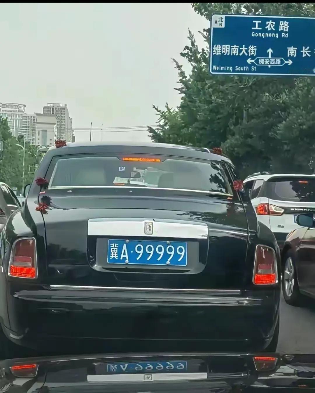 各位网友都知道这种车牌很牛，劳斯莱斯也彰显车主的尊贵身份，应该不是高官，也不会是