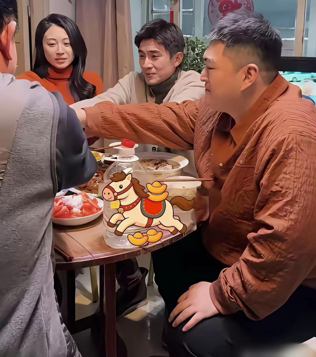 赵本山儿子赵大牛跟林更新聚餐
没想到他们这么有钱竟然还喝散装白酒
他们的餐桌上不