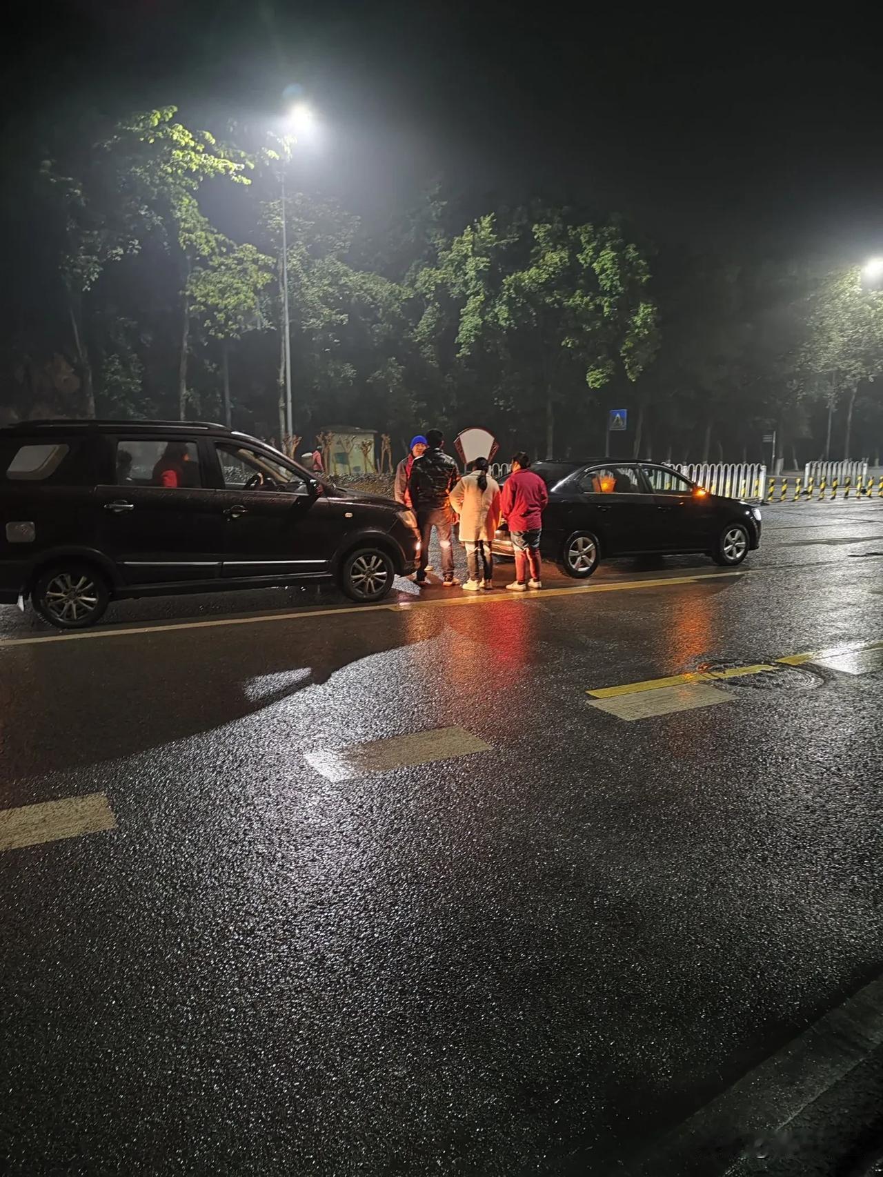 今天早晨，下车就见两辆小车停在马路中间，也不知道啥情况。
感觉是下雨路滑，出了点