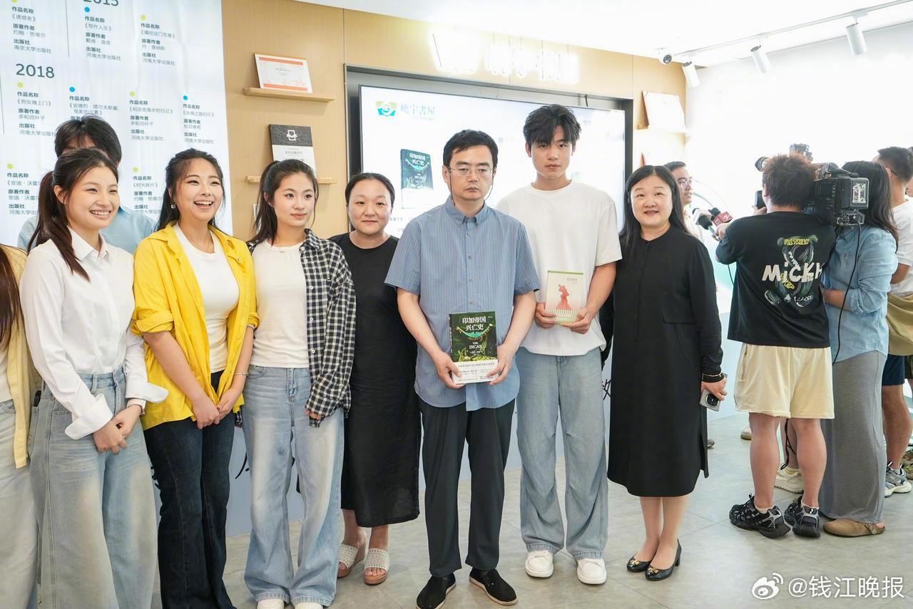 【#天才翻译家金晓宇再出新作#】四年前，翻译家金晓宇与父亲金性勇的故事感动了无数