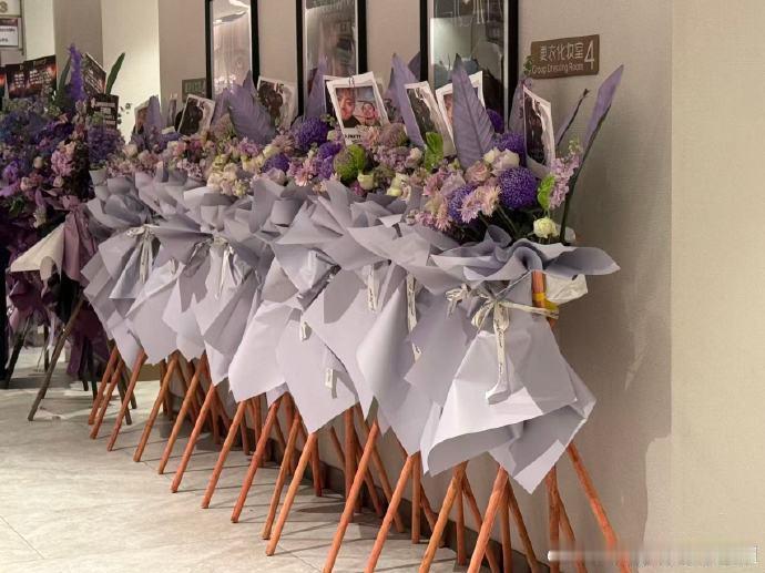 黄子韬给王鹤棣送了好多花篮刘耀文给王鹤棣演唱会送花篮黄子韬给王鹤棣演唱会送好多花