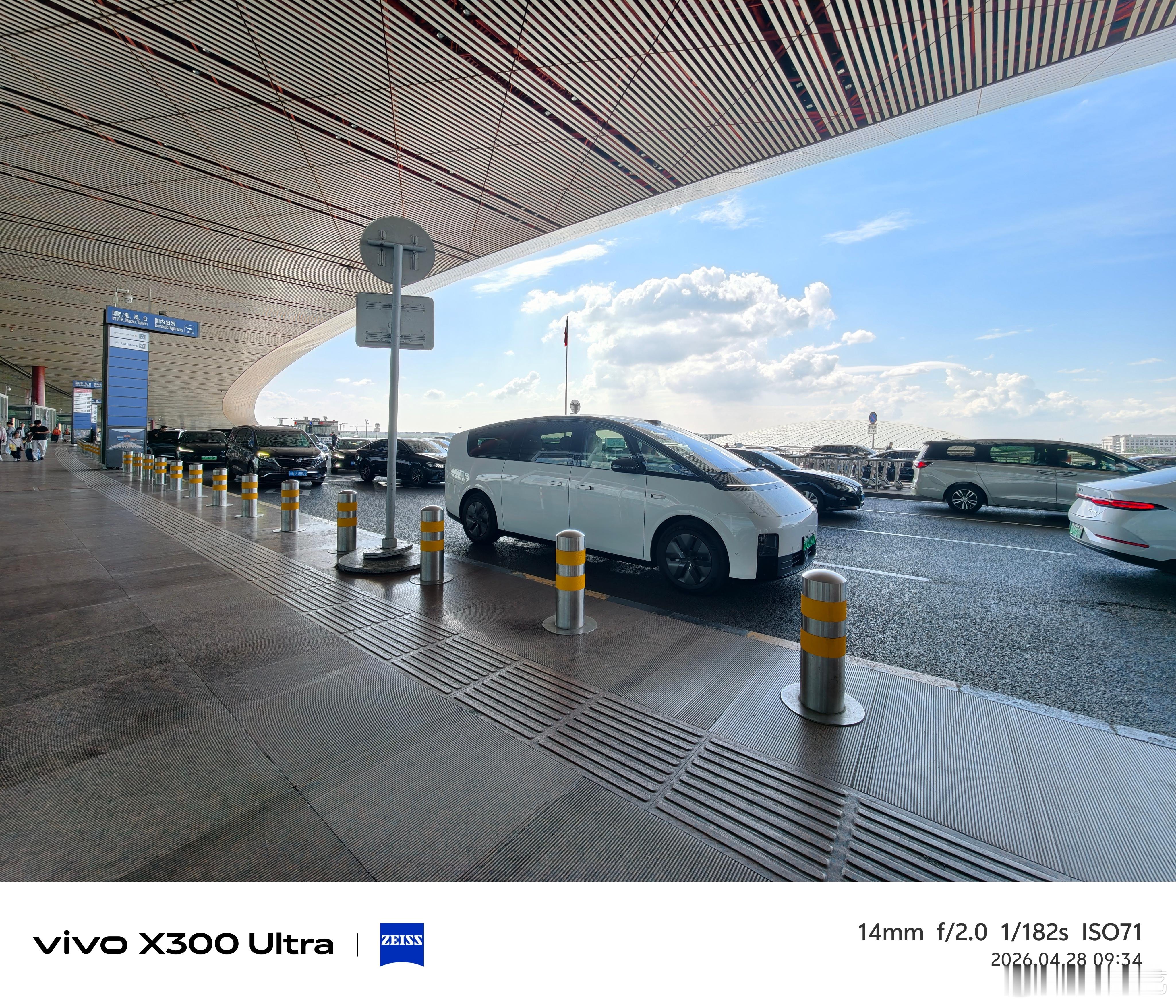 开着MEGA来首都机场，看似搬家回沈阳，实际两头都是家。我出差去杭州，孩子们去环