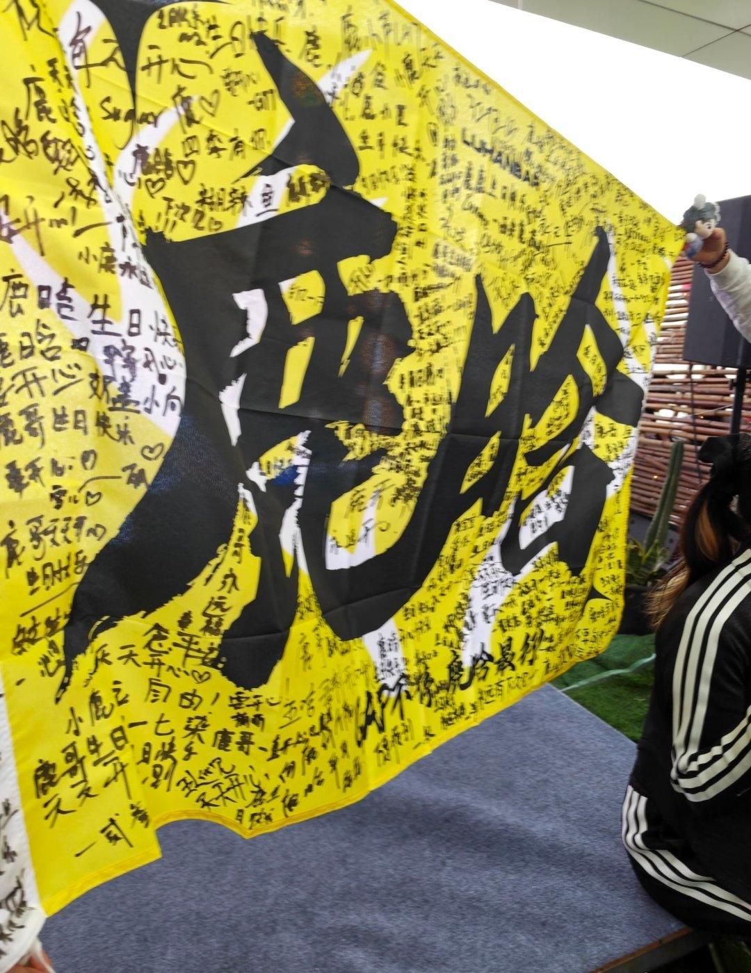 鹿晗超话热巴和鹿晗17年时就辟谣了 我现在在医院🏥的重症室里，戴着呼吸机，花了