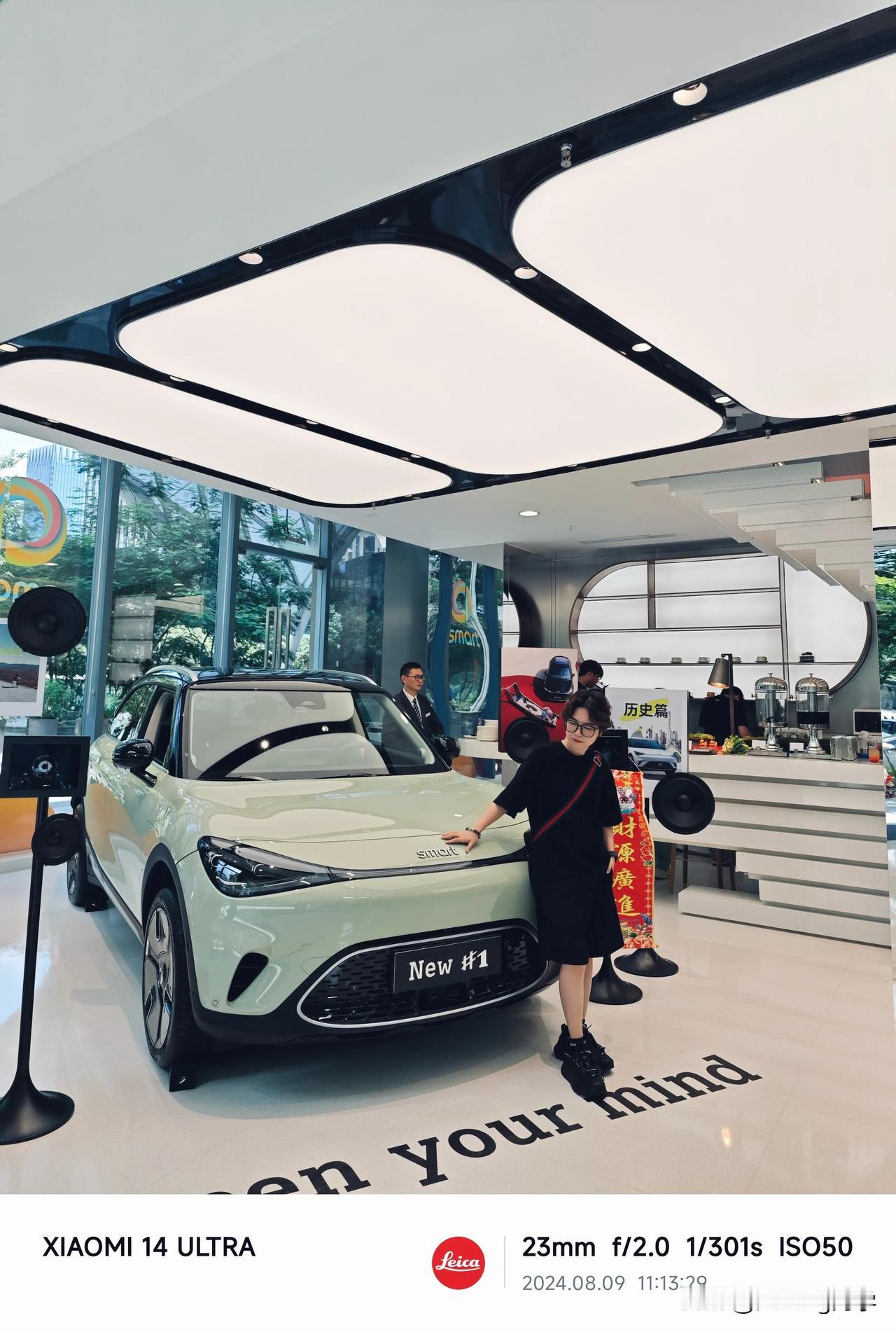 今天路过万象前海
刚好碰到smart新店开业🚗 
看起来很有格调的样子～
就顺