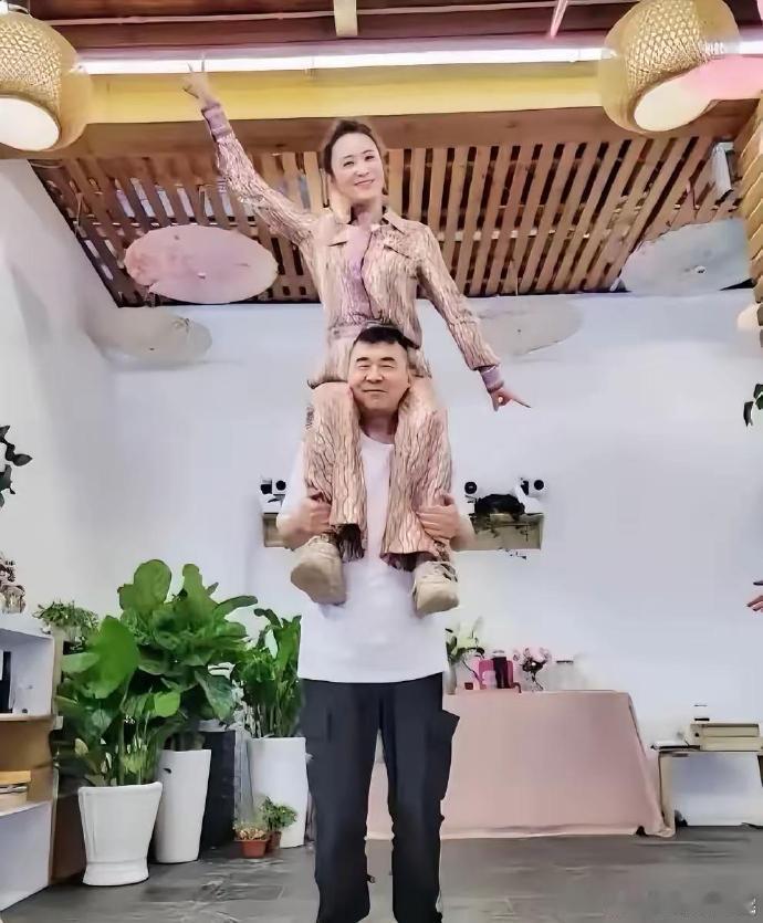 图二的确是蒋勤勤，但看了图一，我吓了一跳，以为是马丽。 