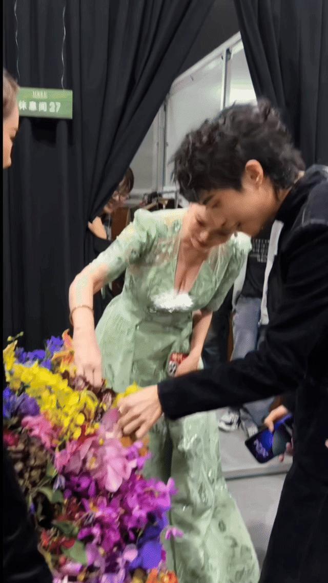 伊能静恩利拔戚薇的花 谁懂啊，伊能静带着恩利见戚薇，聊完居然想摘人家裙子上的花，