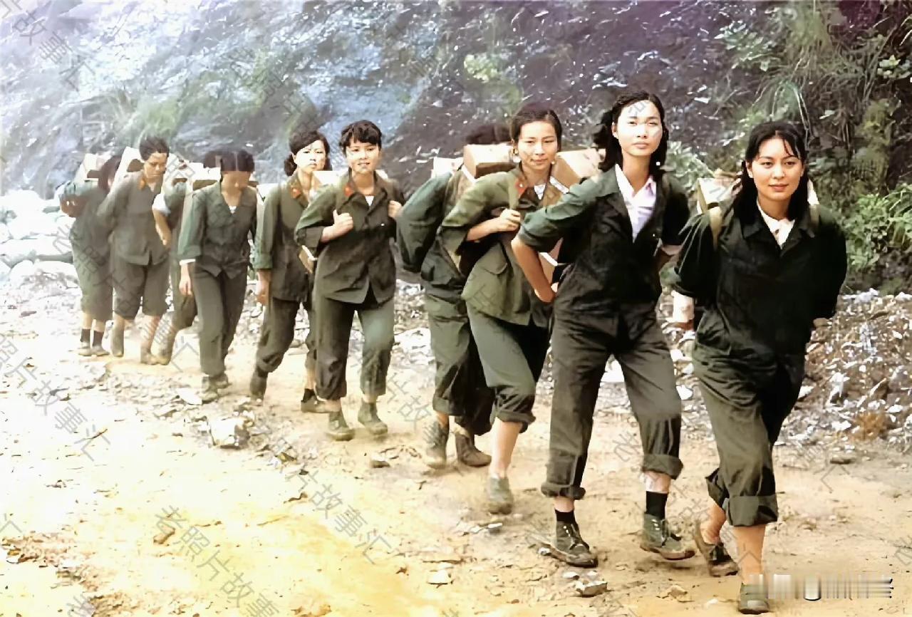 这是一群令人敬佩的女兵，她们是老山前线的“骆驼”，是老山最靓丽的风景线！
她们是
