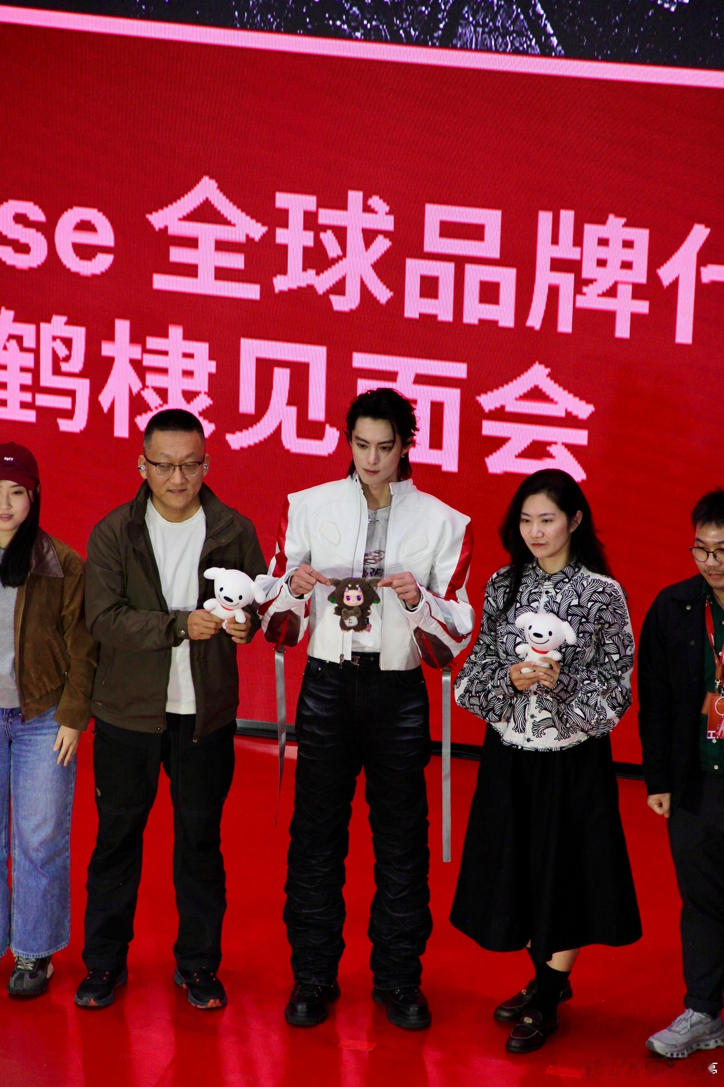 王鹤棣线下活动越糊五官越绝，王鹤棣这脸到底女娲怎么给造的[捂嘴哭]脸那么帅就算了
