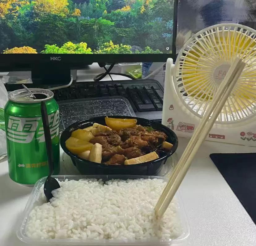 一瞬间觉得出来工作了真好!!
换做以前，我现在应该过着暑假，在家里干农活。掰不完