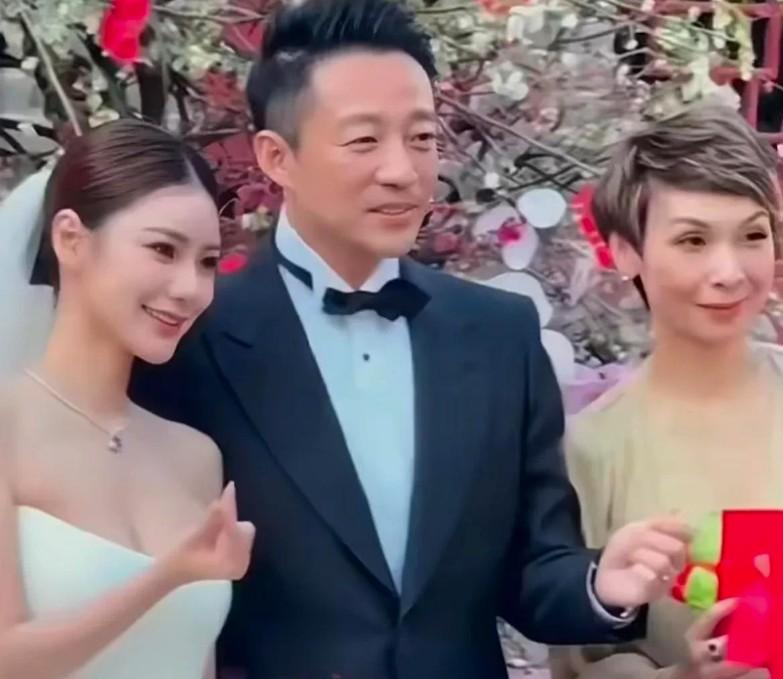 这次汪小菲和马筱梅结婚没刮风，新郎新娘也没哭。吉利，好！
 
看看咱大陆男人娶媳