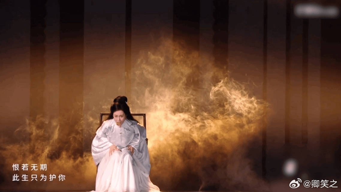 温峥嵘初舞台还原雁回时造型初舞台造型完美复刻雁回时，红唇白衣自带故事感，一开口瞬