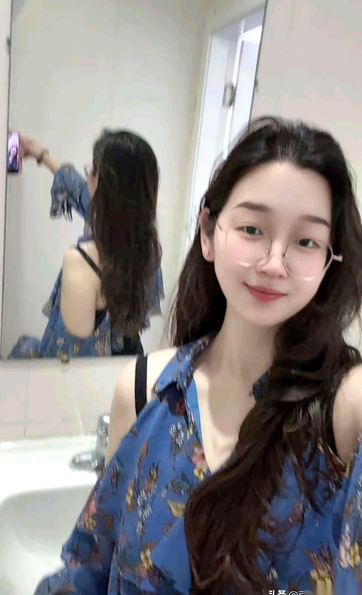 足浴店里有个怪现象。
二十出头的小伙子，不爱点活泼的年轻技师，偏偏就认准了那些三
