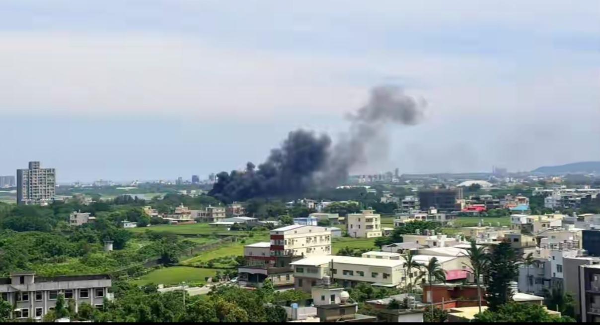 台军新竹基地发生爆炸，浓烟滚滚。      
       据海峡导报综合报道，