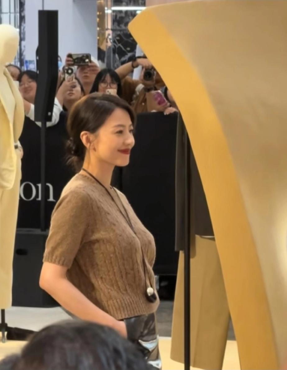 高圆圆也老了，
这身材都是岁月的痕迹，女神也抵抗不了时间啊！