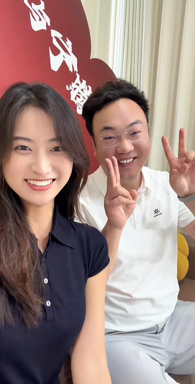 河南晋老二，太能嘚瑟了，今天又和自己的美女未婚妻宁宁，一起秀恩爱，拍了个视频，配
