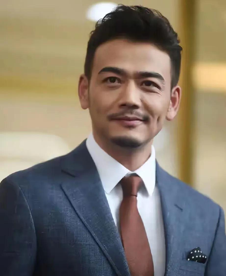 曾几何时，杨烁凭“小包总”火出圈，却因“限薪令”下仍索要八千万片酬，不顾央视警告