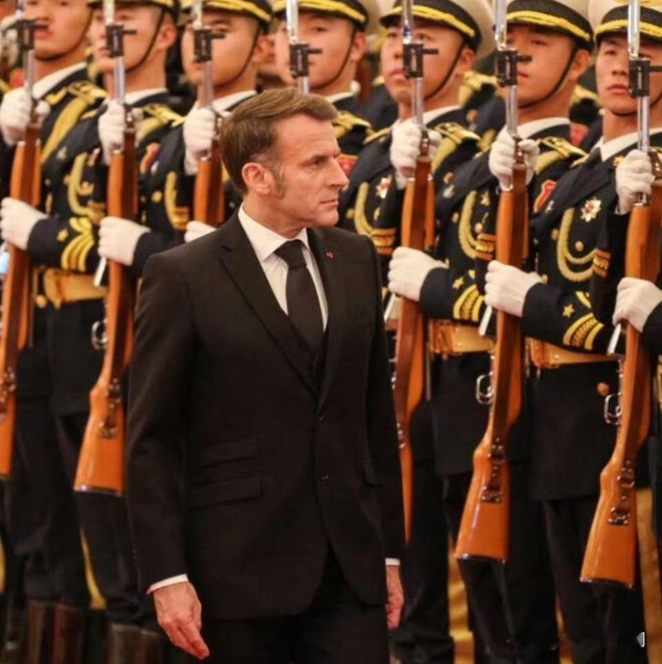 法国媒体：

马克龙访华旨在说服北京加大对法国的投资，并分享其先进技术，以帮助法