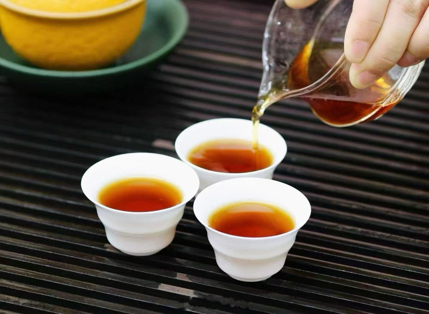 不必困于昨日的遗憾与心酸，过往种种轻轻放下，不纠结、不回头，专心握住眼前的烟火日