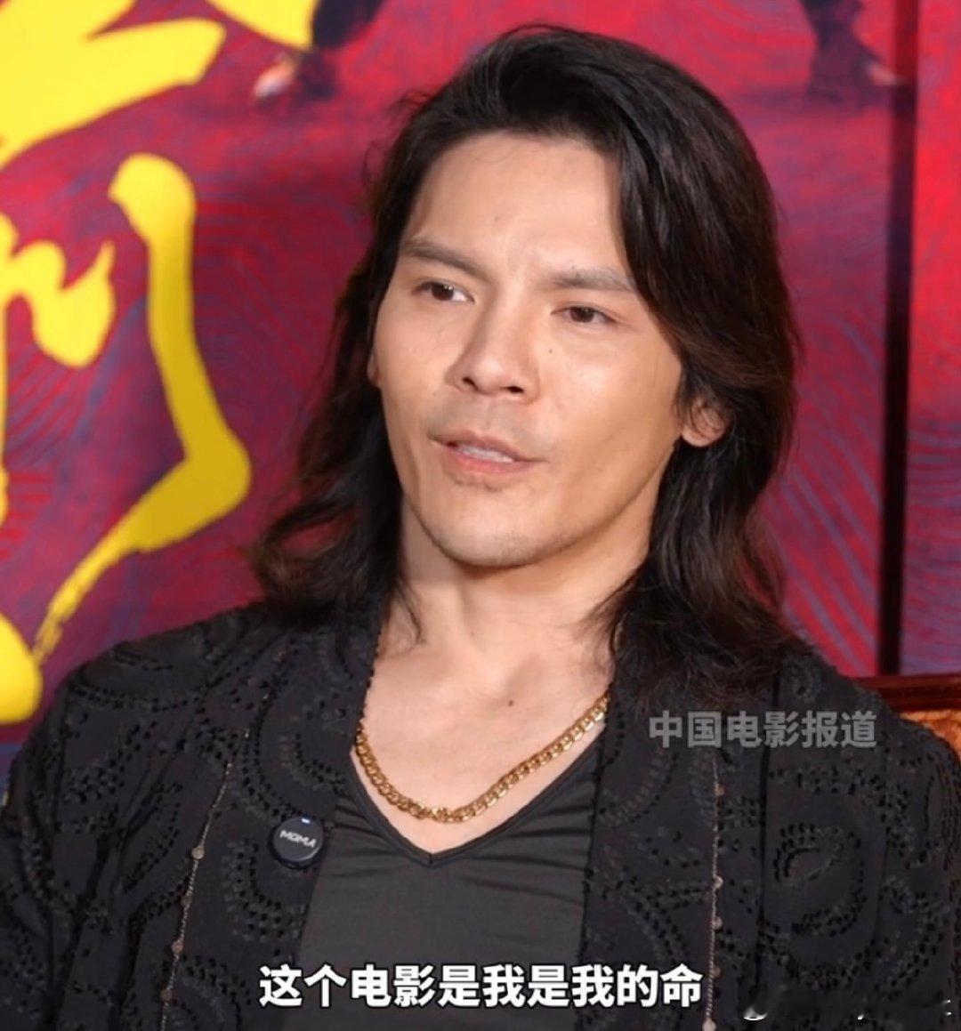 #全家人陪向佐拍新电影#向佐也算是开辟新赛道了，能让这么多网友笑出声也是他的本事