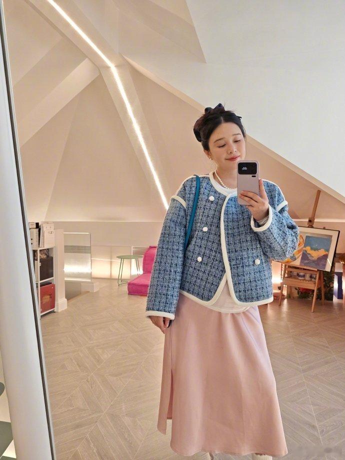 阚清子挺孕肚对镜自拍，蓝白包边的外套衬得肤色好嫩，搭粉裙甜而不腻，连房间的灯光都