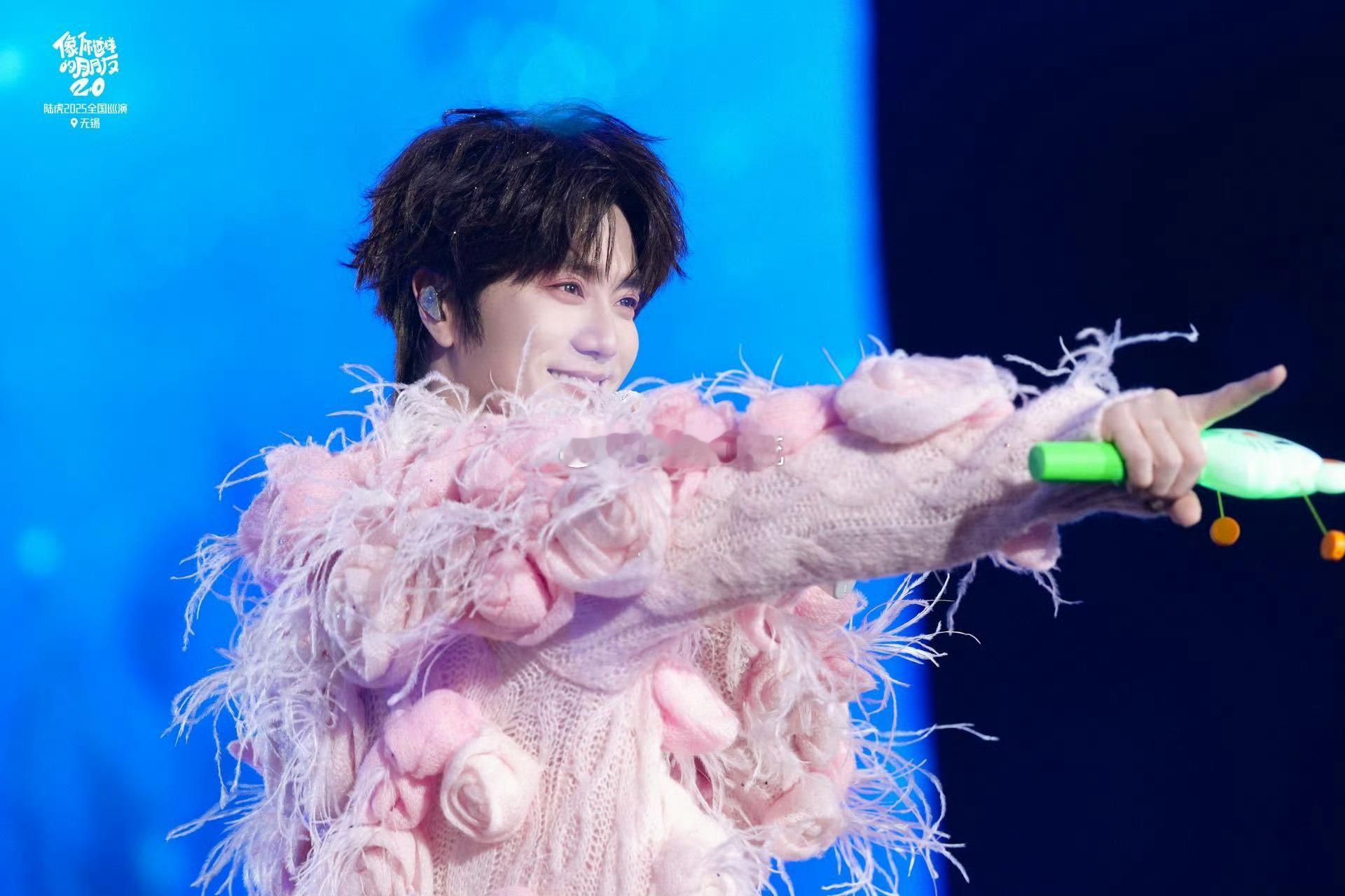 陆虎周四真给粉丝V50陆虎宠粉赛道杀疯了！收官场秒回应V我50饭撒，新歌MV戳中