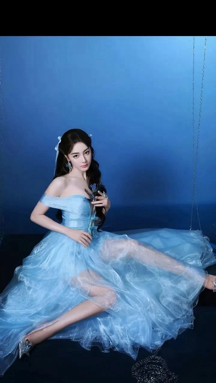 迪丽热巴这姿势真的很诡异啊，脸也是 