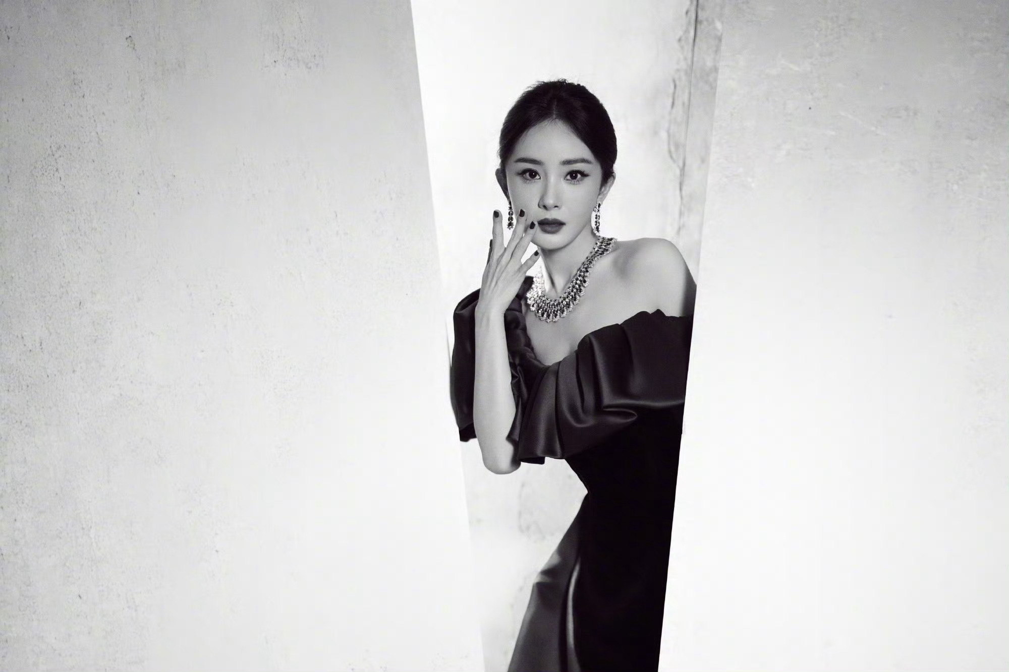 幂姐这身黑色裙子好有范！没见到幂姐第二套呀