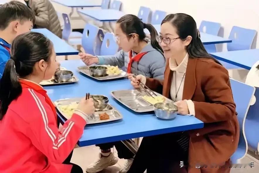 “从明天开始，所有教职员工去学生餐厅吃饭，自行刷卡就餐”。

这是日前一所县直高