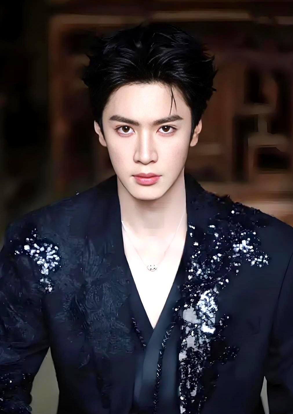 他哭的时候，眼泪是弹出来的。
不是演的，是真疼。
一条过，导演愣了，李沁递纸巾，