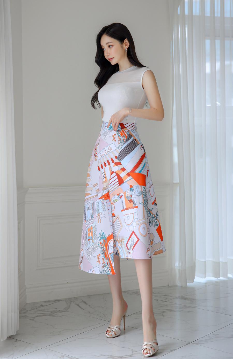 高级感从来都不费力～
简约无袖衫+艺术感印花半裙，
用细节诠释轻熟魅力，不张扬却