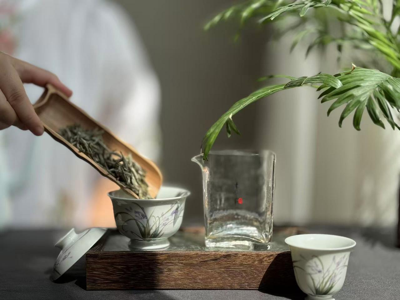 新手爱买但用几次就吃灰的无用茶具
◆玻璃盖碗
玻璃盖碗材质通透，泡茶时观感极佳，