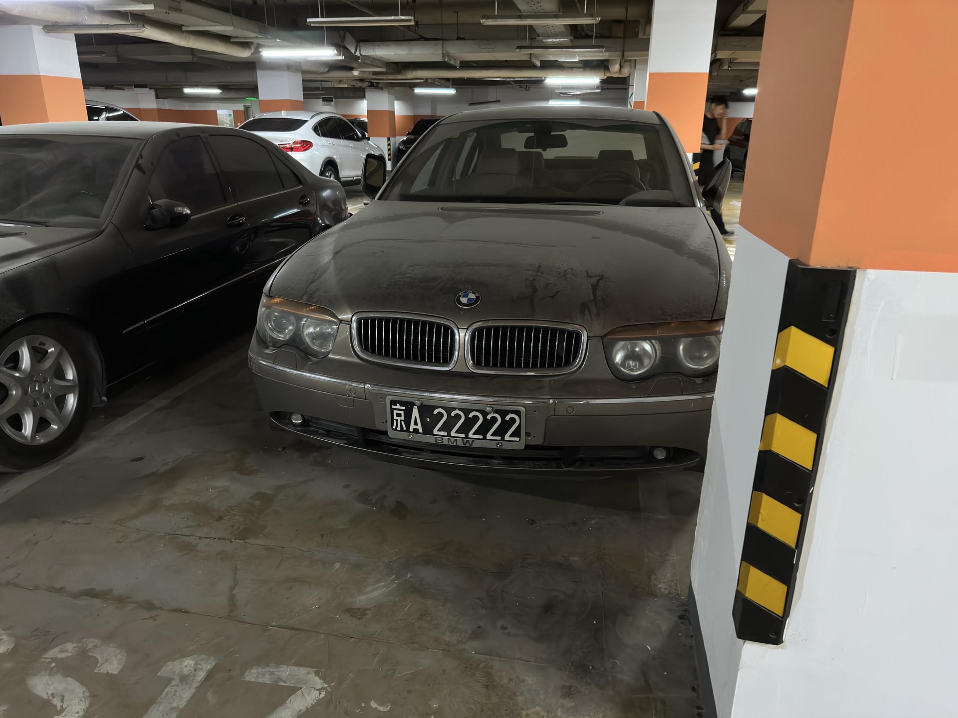 一些落灰的车