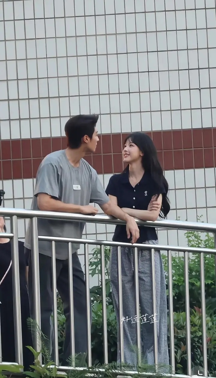 感觉陈都灵还是适合搭有身高体型差的男演员 