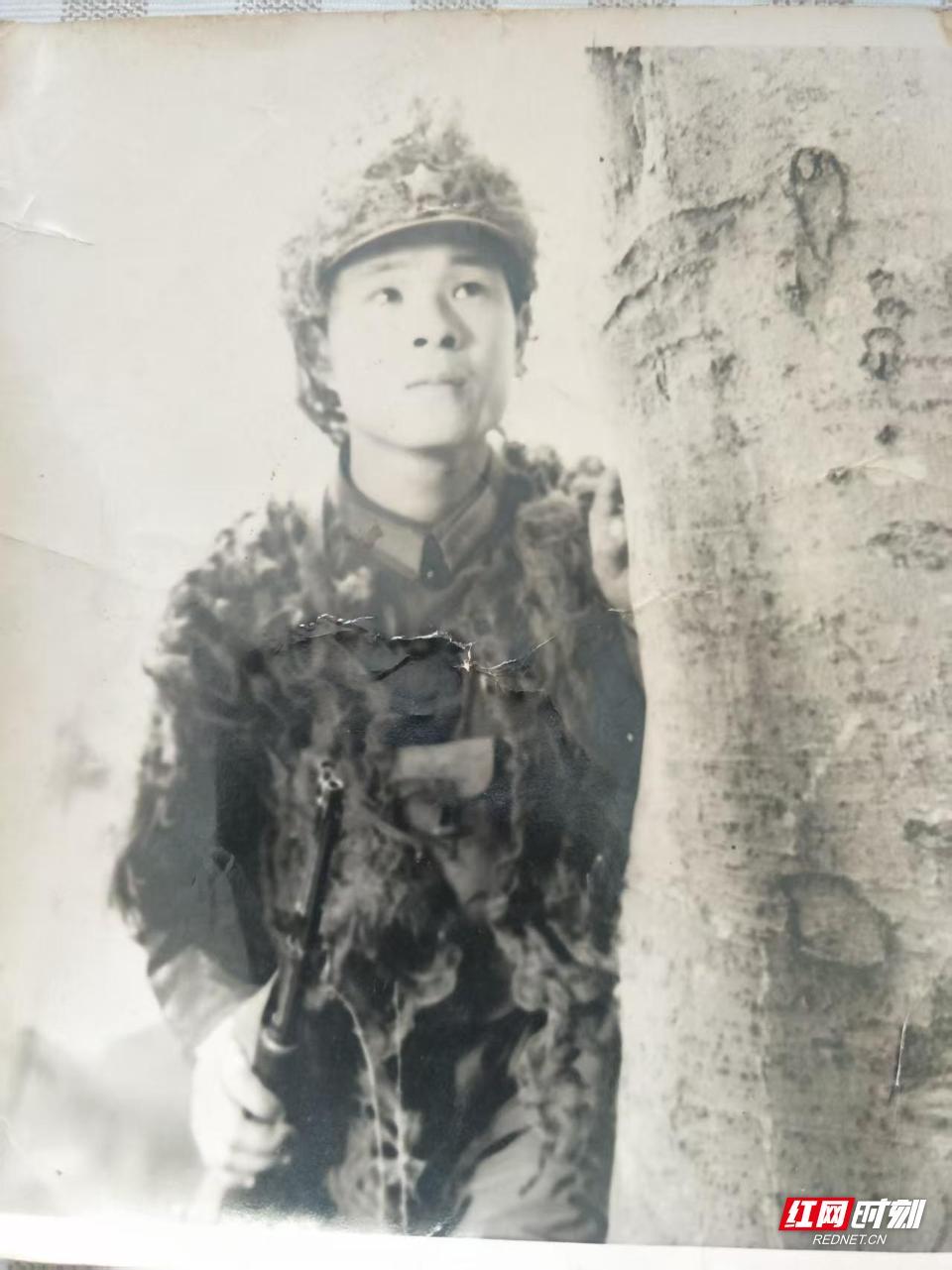战场上，他多次深入边境丛林潜伏，曾一动不动潜伏十二个小时，忍受饥渴、蚂蟥蚊虫叮咬