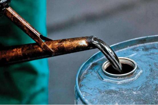 最近去加油站，是不是感觉每一脚油门都在烧钱？油价跟坐了火箭似的往上冲，不少人都在