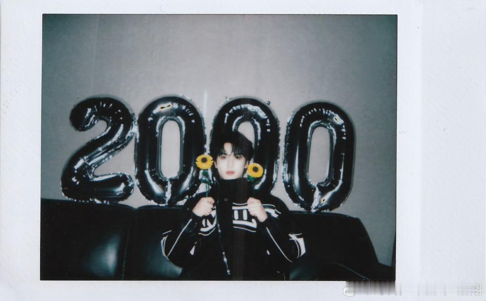 严浩翔粉丝破2000万晒照恭喜严浩翔微博粉丝突破2000万大关严浩翔粉丝破200