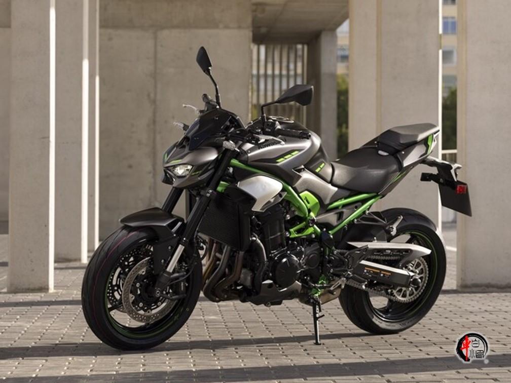 川崎发布2025款Z900四缸街车，标准版8.98万元，SE版9.98万元。新车