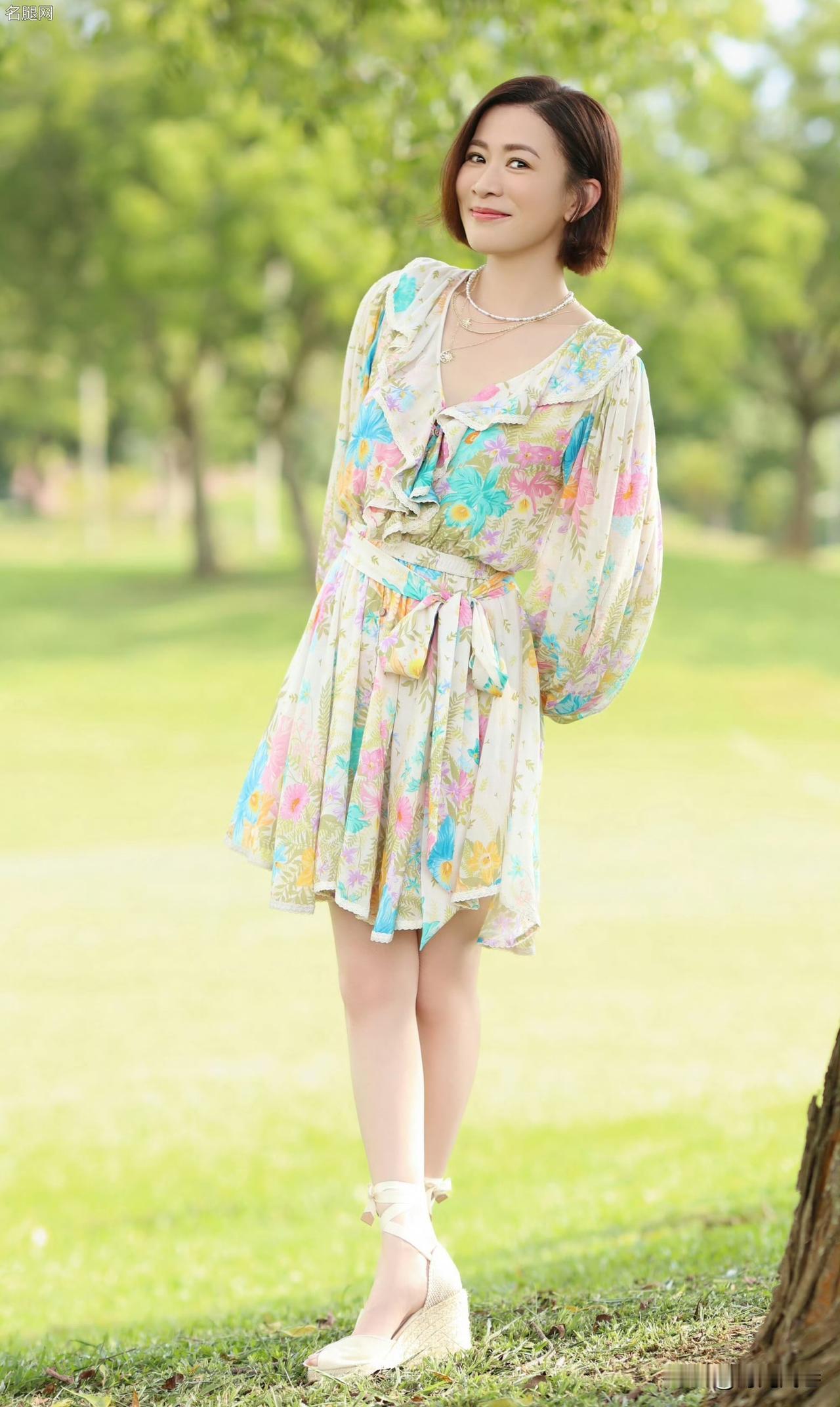 佘诗曼的颜值和状态看起来少女感满满。人已中年的她，确实是不老女神啊！