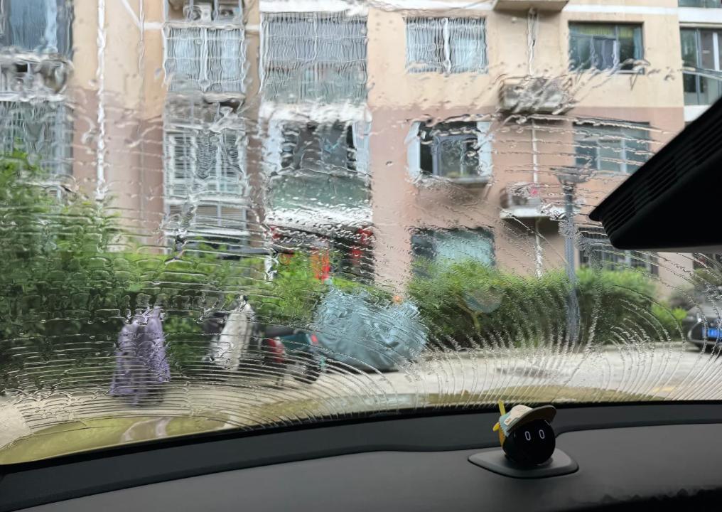 蔚来的雨刮增强清洁模式感觉不错，为了能让驾驶者视野更加清晰，在这方面下足了功夫！