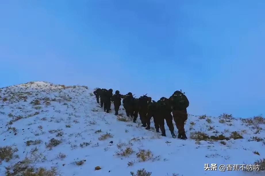 1956年，彭德怀到青海视察，检查哨位时，他问哨兵：“这么冷，你怎么不穿皮大衣？